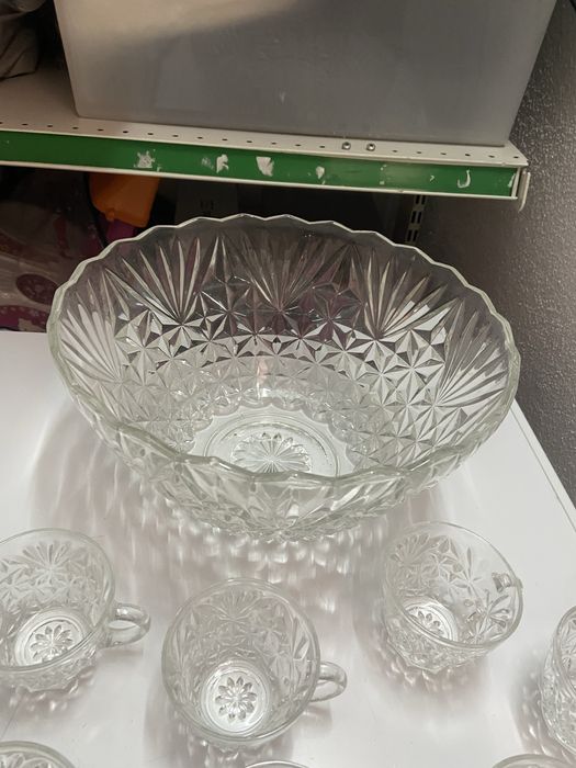 Uma tigela grande com 12,tacinhas igiais