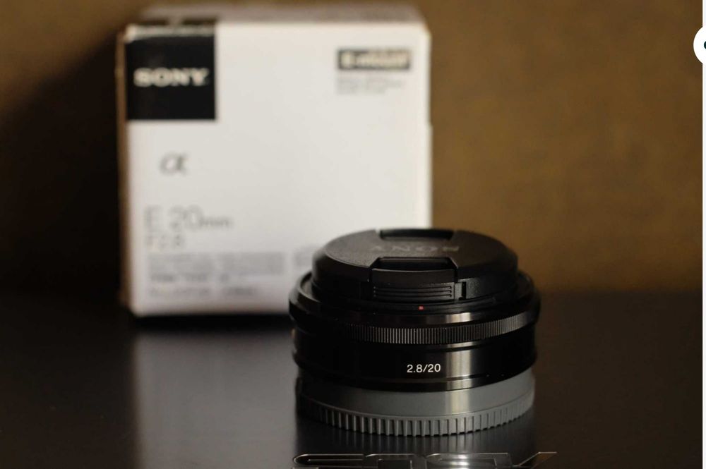 Над різкий SONY E 20 mm F2.8 для камер E-Mount для стріт і сторіс