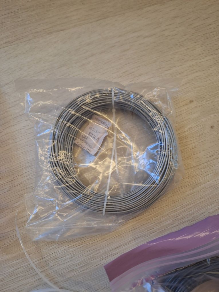 Próbki i resztki filamentu do drukarki 3D