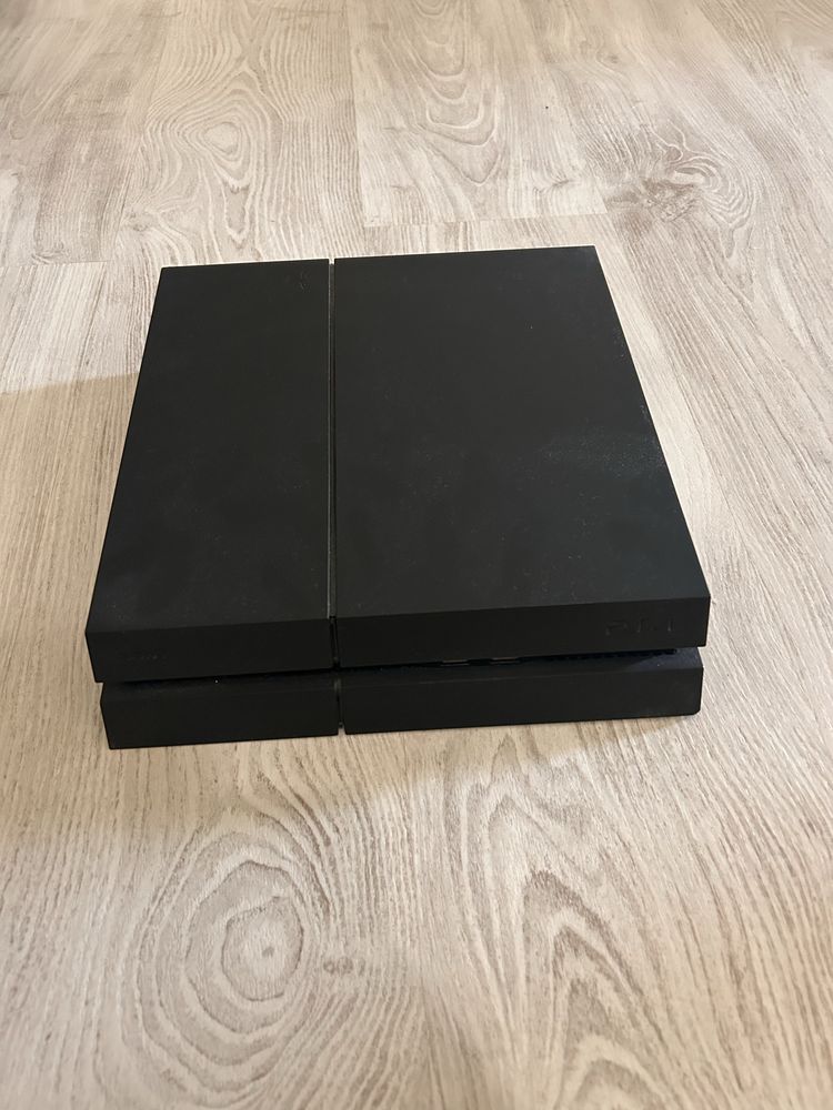 PS4 com cabos e como nova