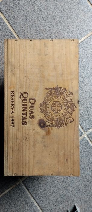 Várias caixas em madeira de vinhos em bom estado sem tampa.