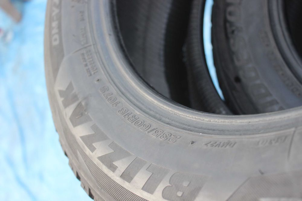 235-60-R18 BRIDGESTONE BLIZZAK 4штуки комплект зимней резины GERMANY