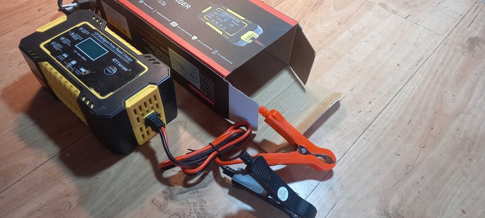 Prostownik / Ładowarka  Automatyczny z Funkcją Naprawy 12V 24V - 6A -