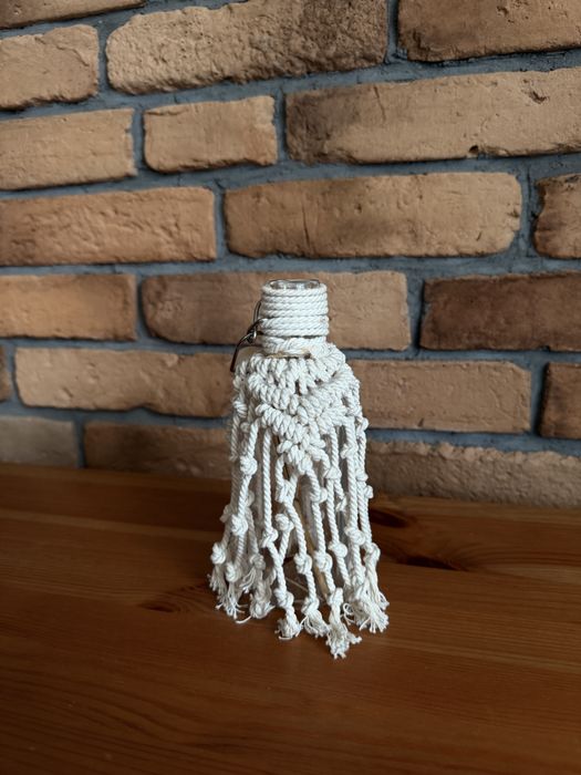 Mała butelka ozdoba ze sznurka w stylu boho z korkiem