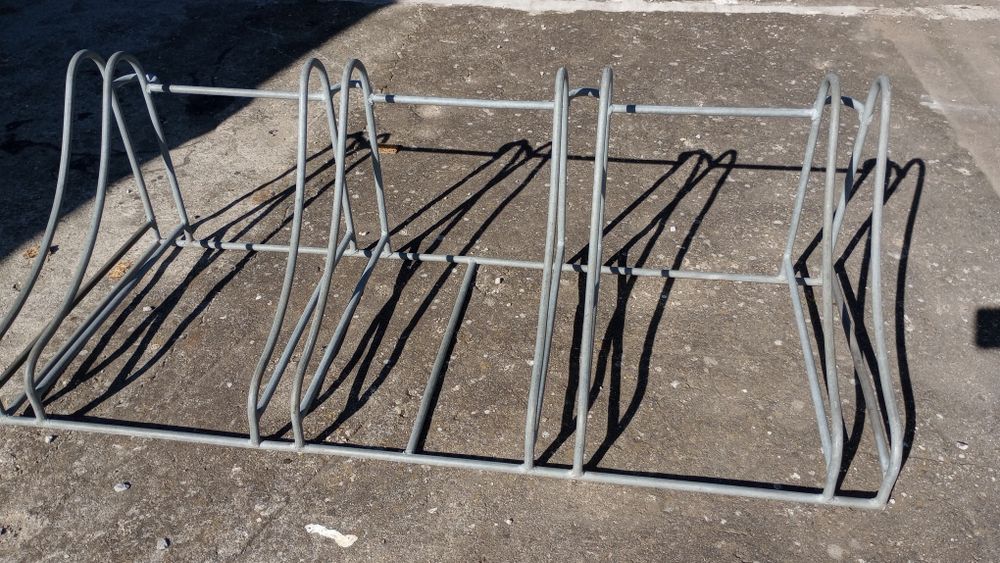 Stojak na cztery rowery solidny mocny ocynkowany.