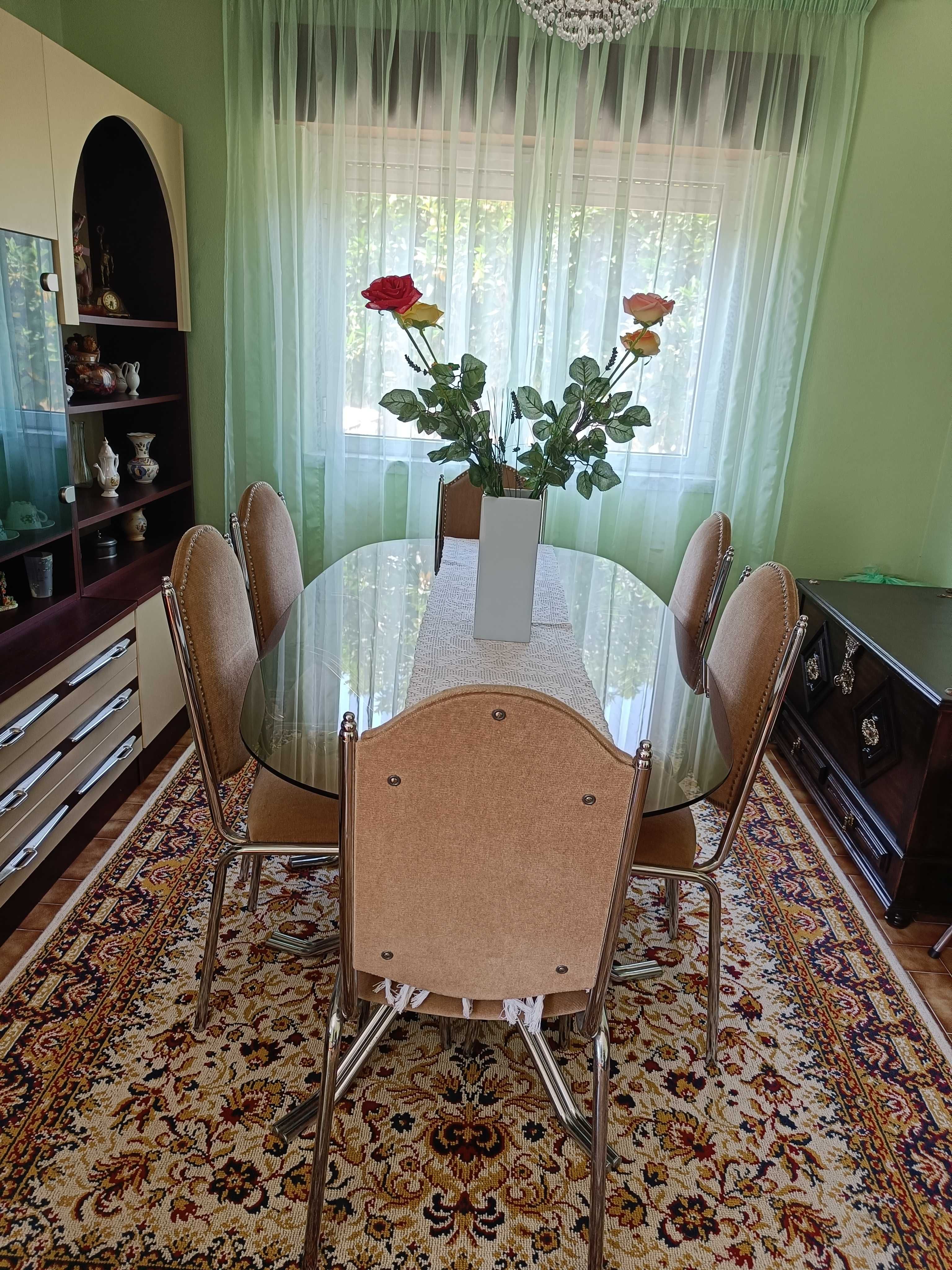 Mesa nova com cadeiras