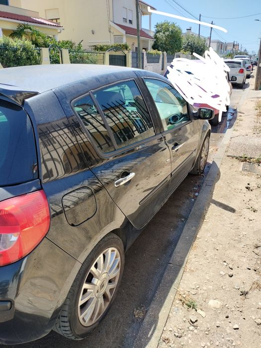 Renault Clio 1.5 Diesel 
Consumo de 3,9L/100km
Kit Full Extras
Luzes d