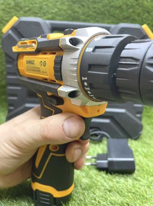 Шуруповерт потужний DeWALT 12V з набором і кейсом