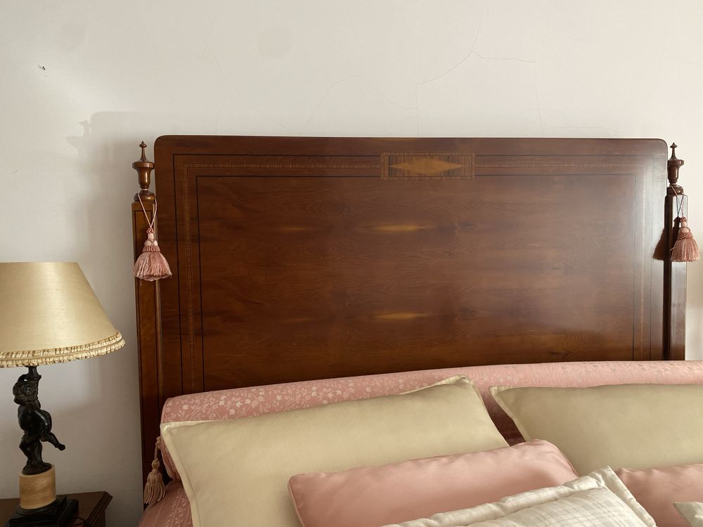 Cama, colchão e mesinhas