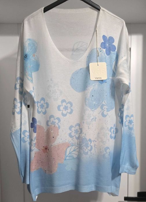 Pastelowy sweter w kwiaty błękit róż wiosenny styl luźny krój