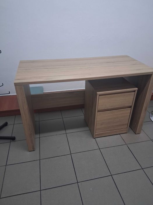 Biurko i kontener Forte, krzesło barowe