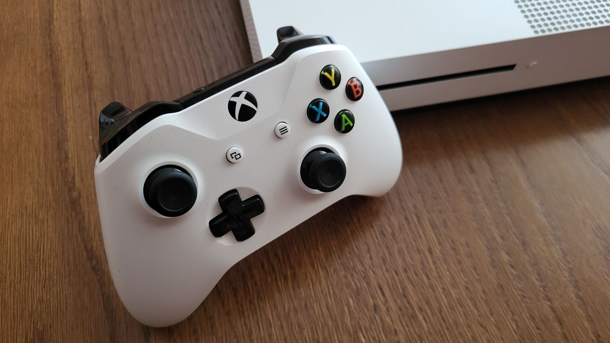 Xbox One S 1 TB + pad i FIFA 20