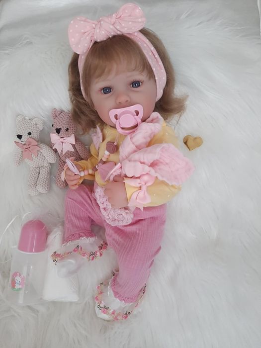 Piękna pełno winylowa lala w typie reborn