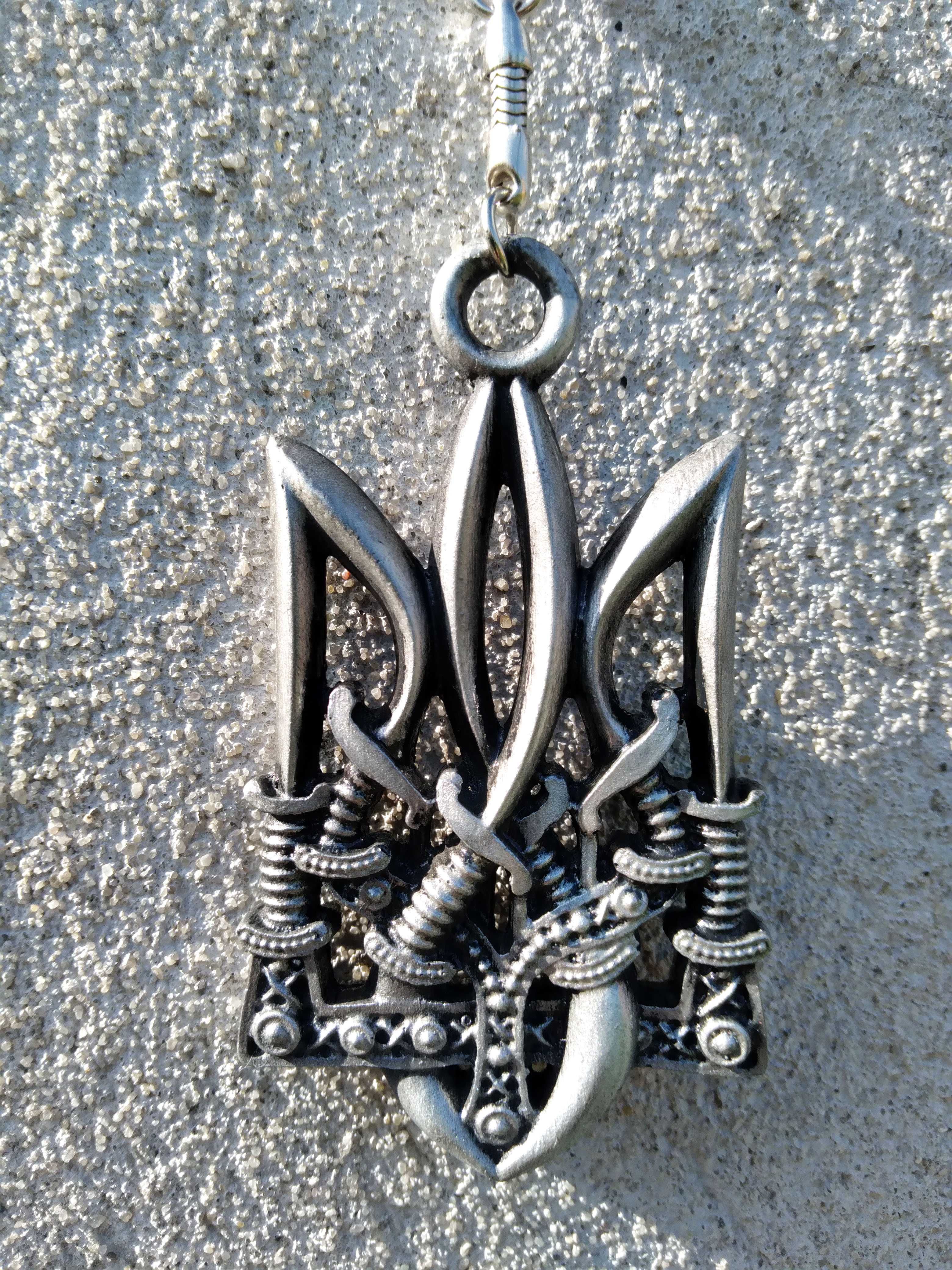 Патріотичний брелок для ключів "Тризуб з мечами" сріблястий