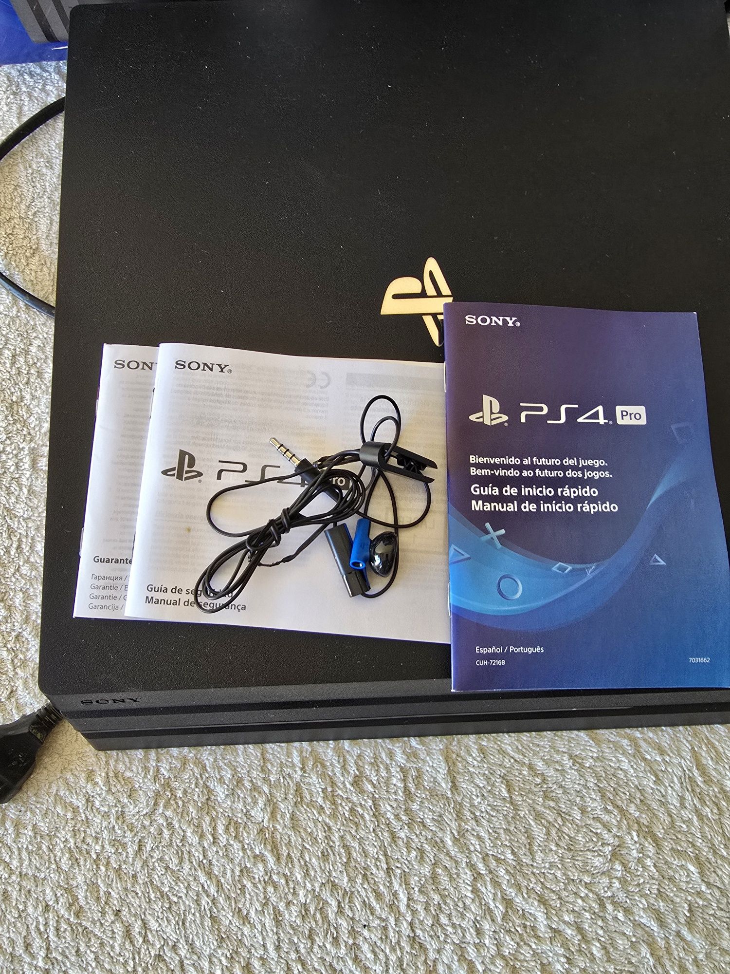 Vendo PS4 Pro 1TB + 2 comandos + 13 jogos