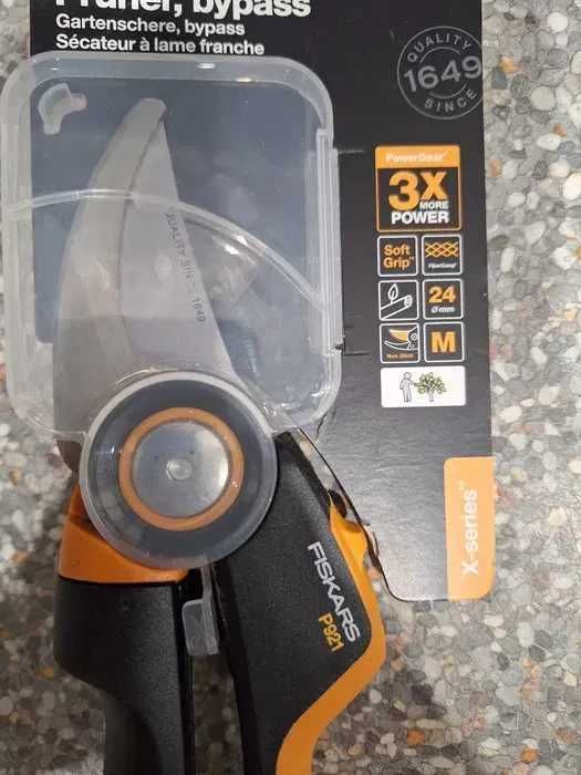 Dwa sekatory fiskars  rozmiar M P921 Sekator nożycowy X-series