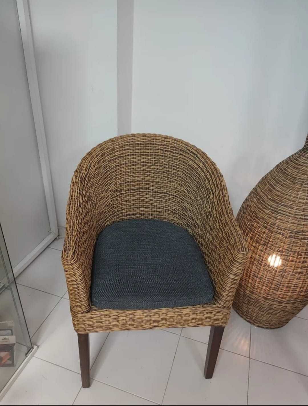 Conjunto de Cadeirões e Candeeiro