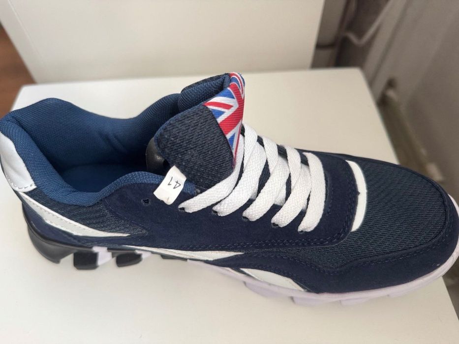 Кросівки нові спортивні й стильні