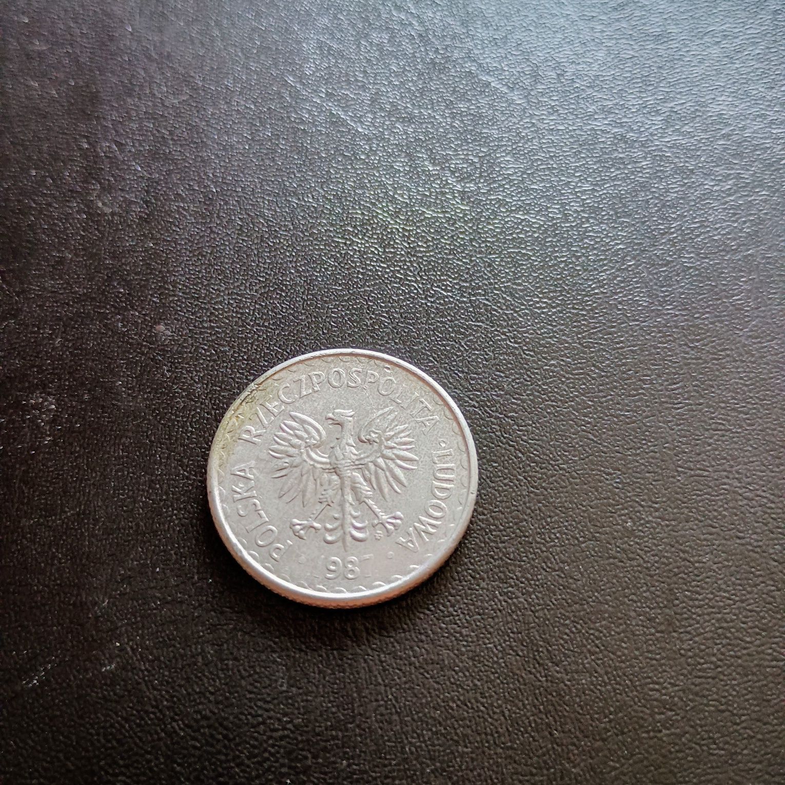 Obiegowa moneta z PRL-U, o nominale 1 złoty 1987 r. Destrukt.