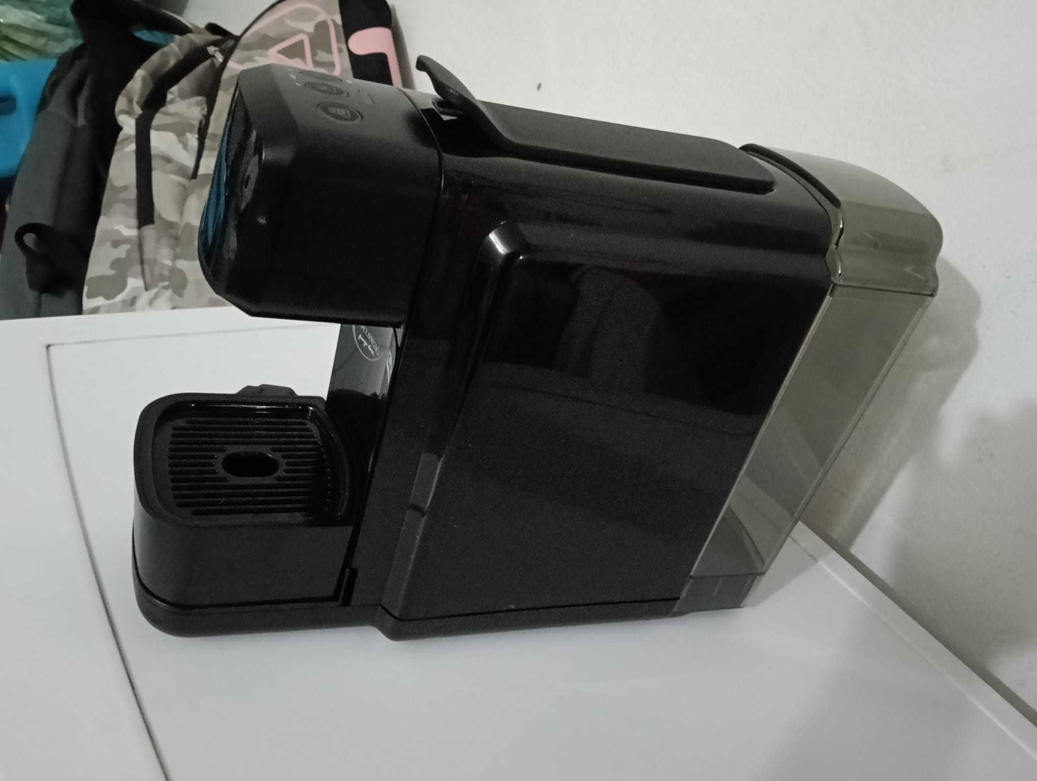Máquina de Café para Cápsulas – Compacta, Elegante e Funcional!