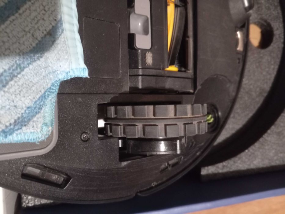 Робот - пилосос Ecovacs Deebot Ozmo T8