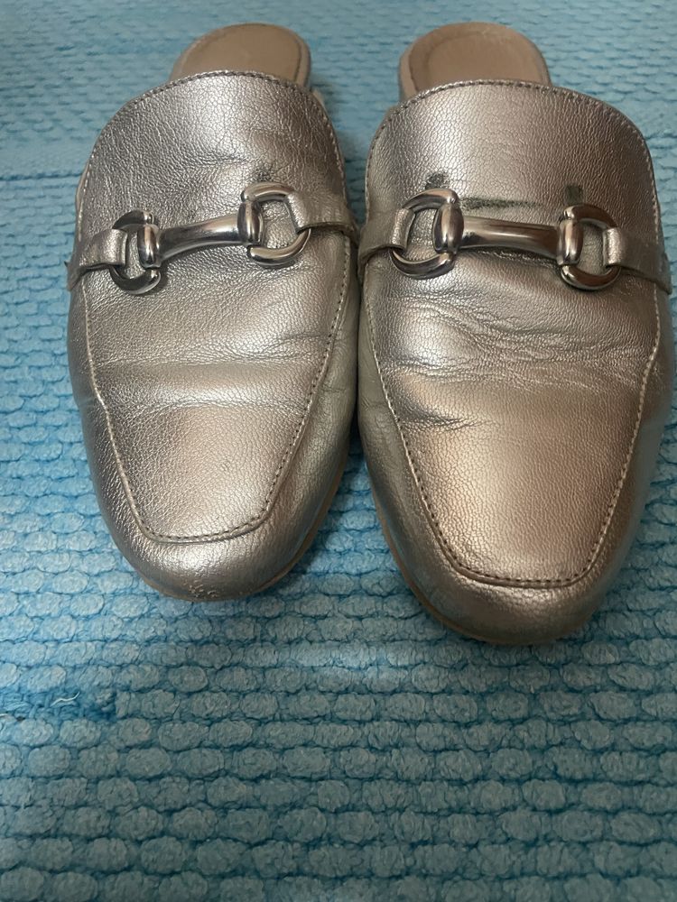 Loafers Mule Femininos Prateados com Detalhe Horsebit