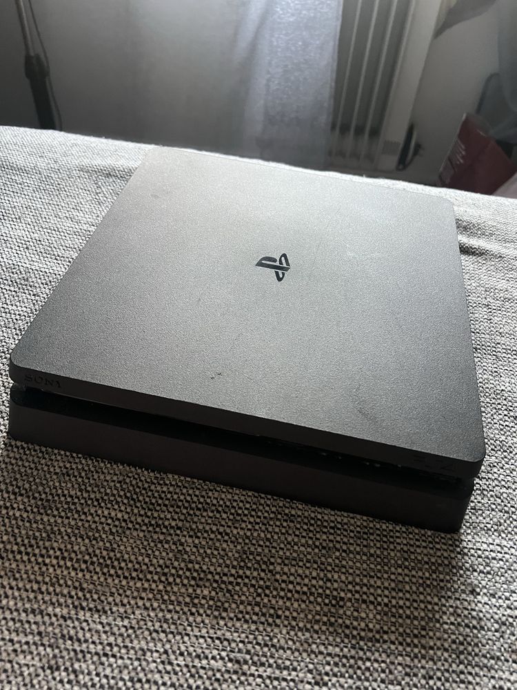 PS4 SLIM preta - bom estado