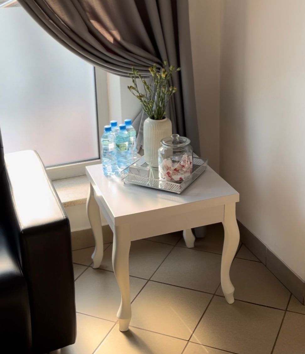 Stolik Glamour idealny do salonu kosmetycznego i fryzjerskiego