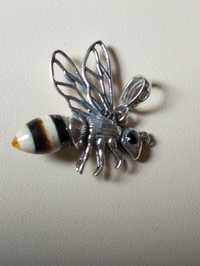 srebrny wisiorek z bursztynową pszczółką