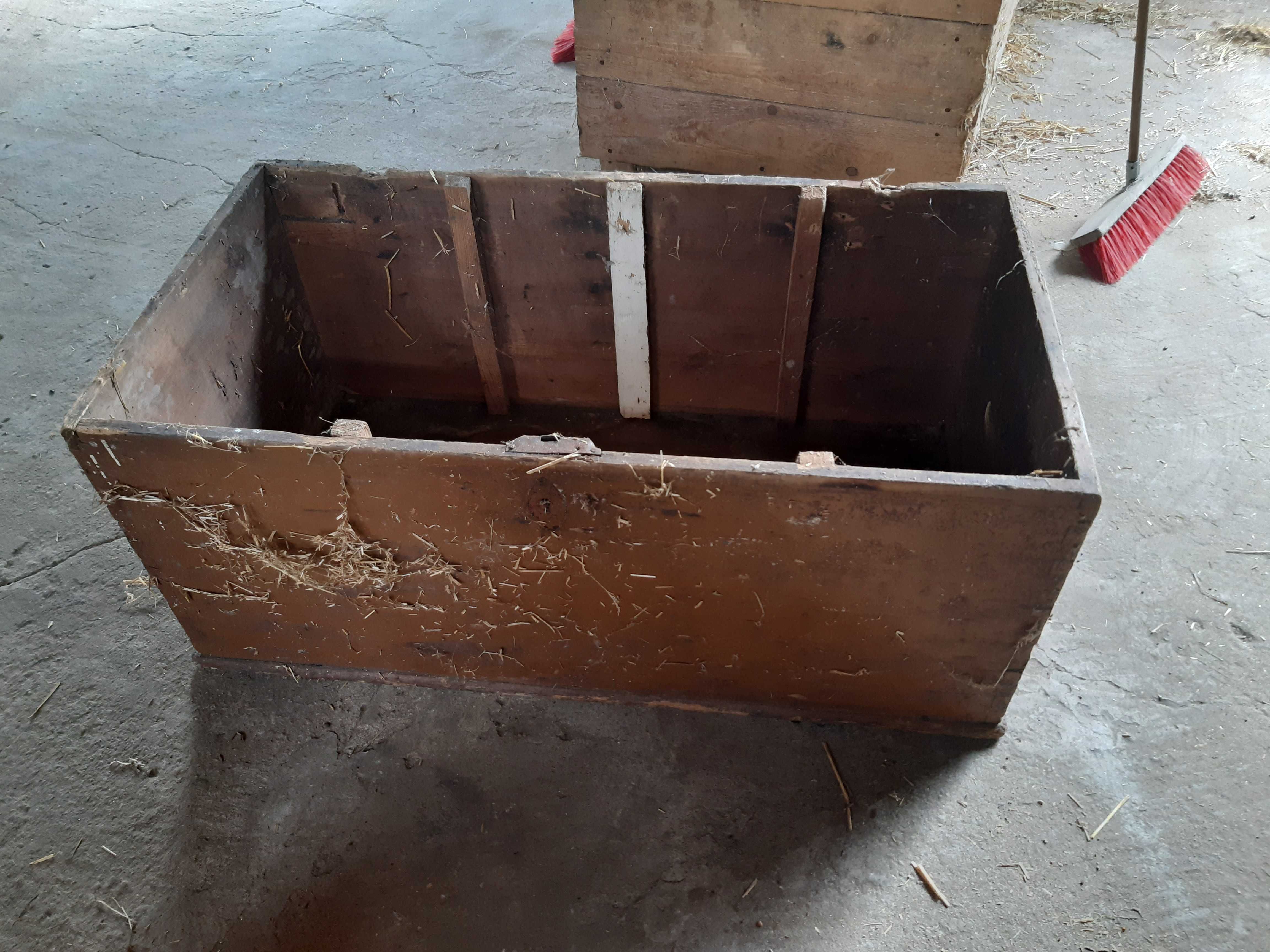 Stara drewniana skrzynia kufer