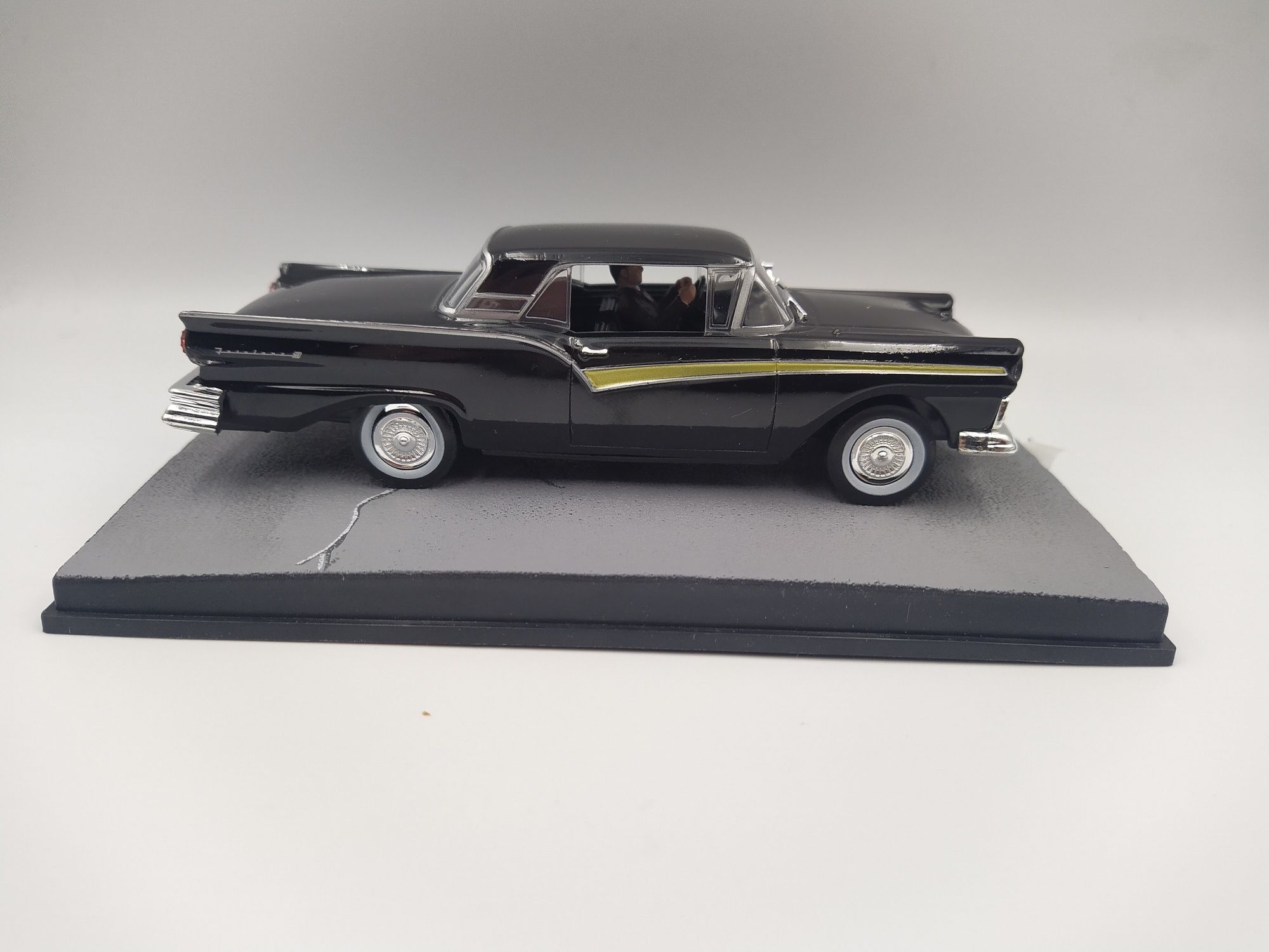 Ford Fairlane 007 James Bond Eaglemoss Altaya 1:43