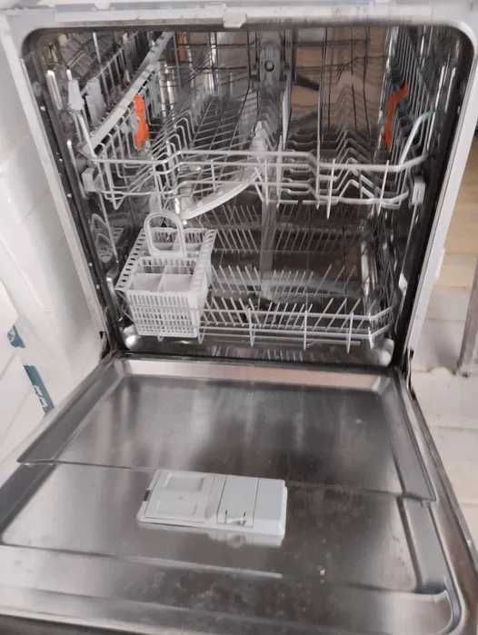 Посудомийну машину Hotpoint-Ariston HI 5010 на запчастини