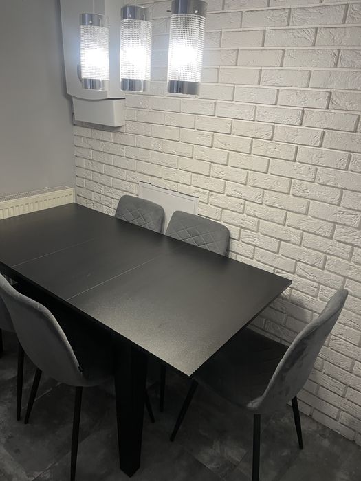 Czarny stół z krzesłami do salonu, jadalni