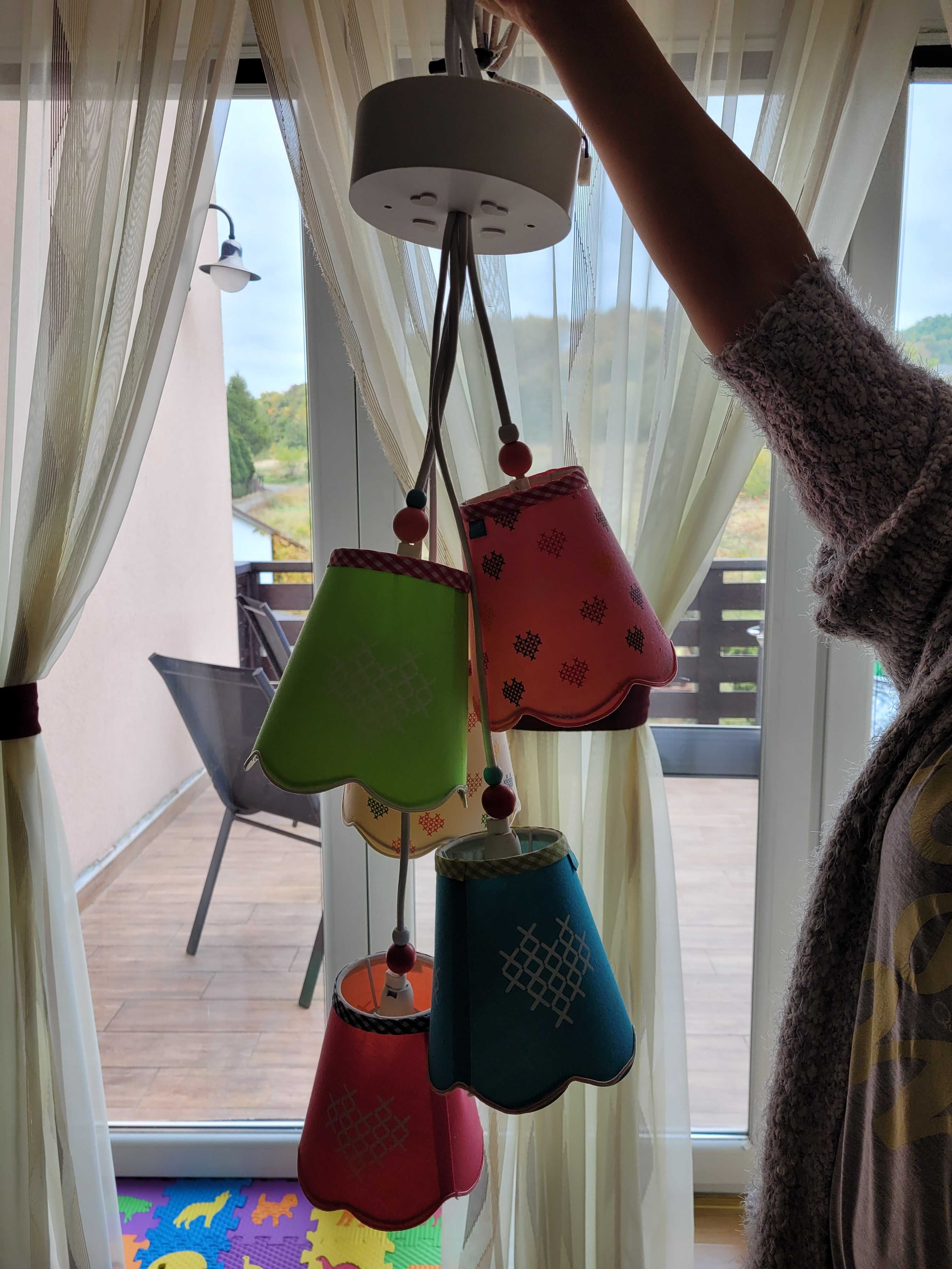 lampa wisząca z kinkietem z czterema kloszami