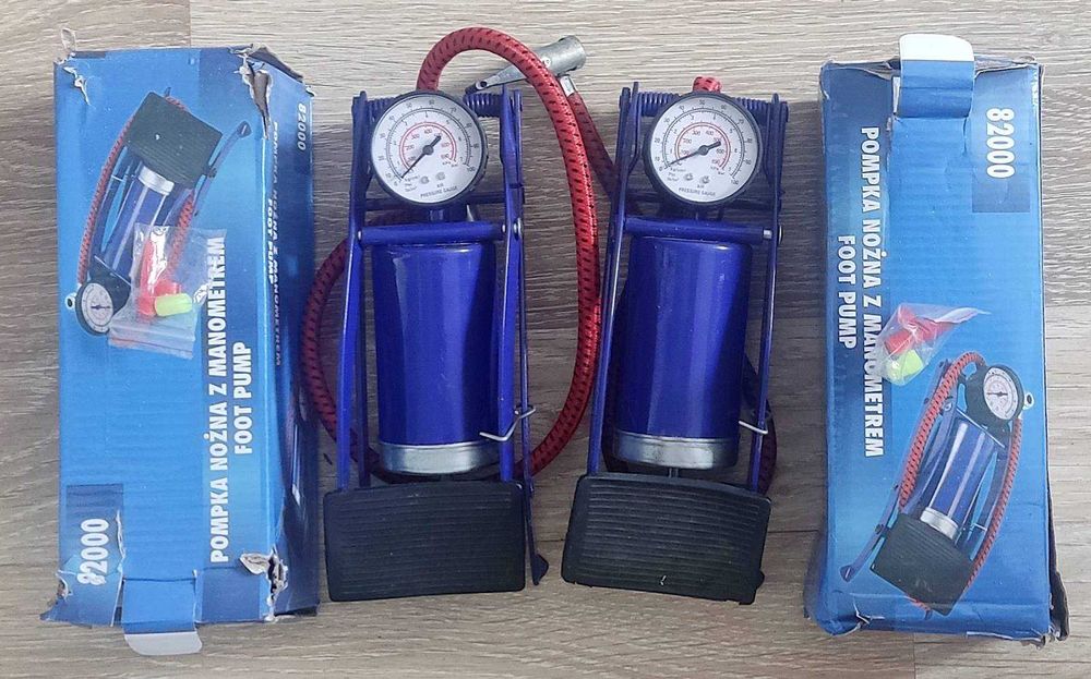 KOMPRESOR SAMOCHODOWY pompka do kół, Pompka nożna, Felgi z oponami.
