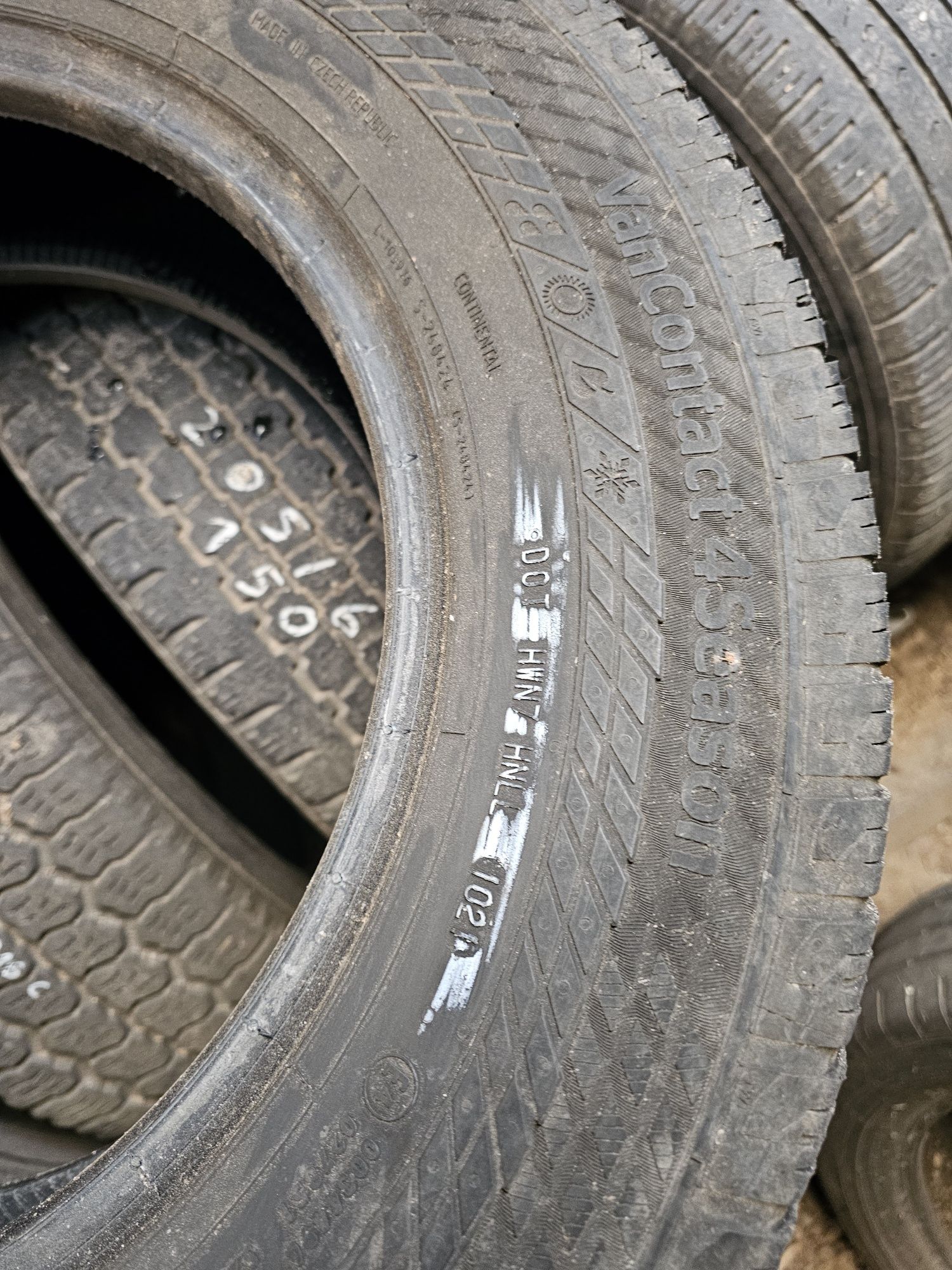 Opony wielosezonowe Continental 205/75R16C 110/108R