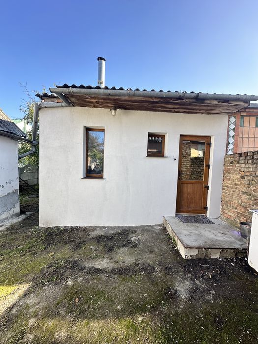 Половина цегляного будинку, з власною ділянкою