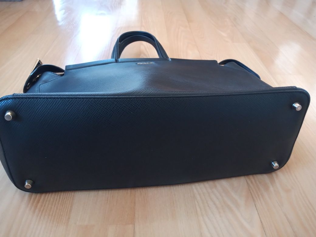 Czarna skórzana torebka Furla