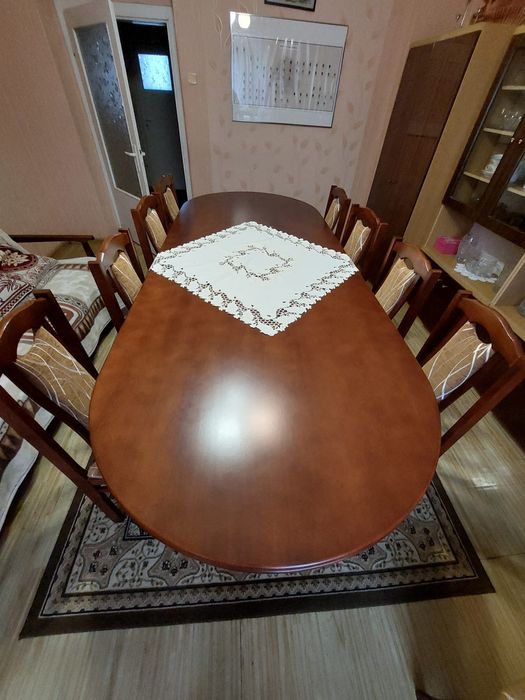 Duży stół rozkładany z krzeslami