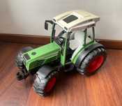 Зелений трактор Bruder Fendt 209 S колеса крутяться кермом / Німеччина