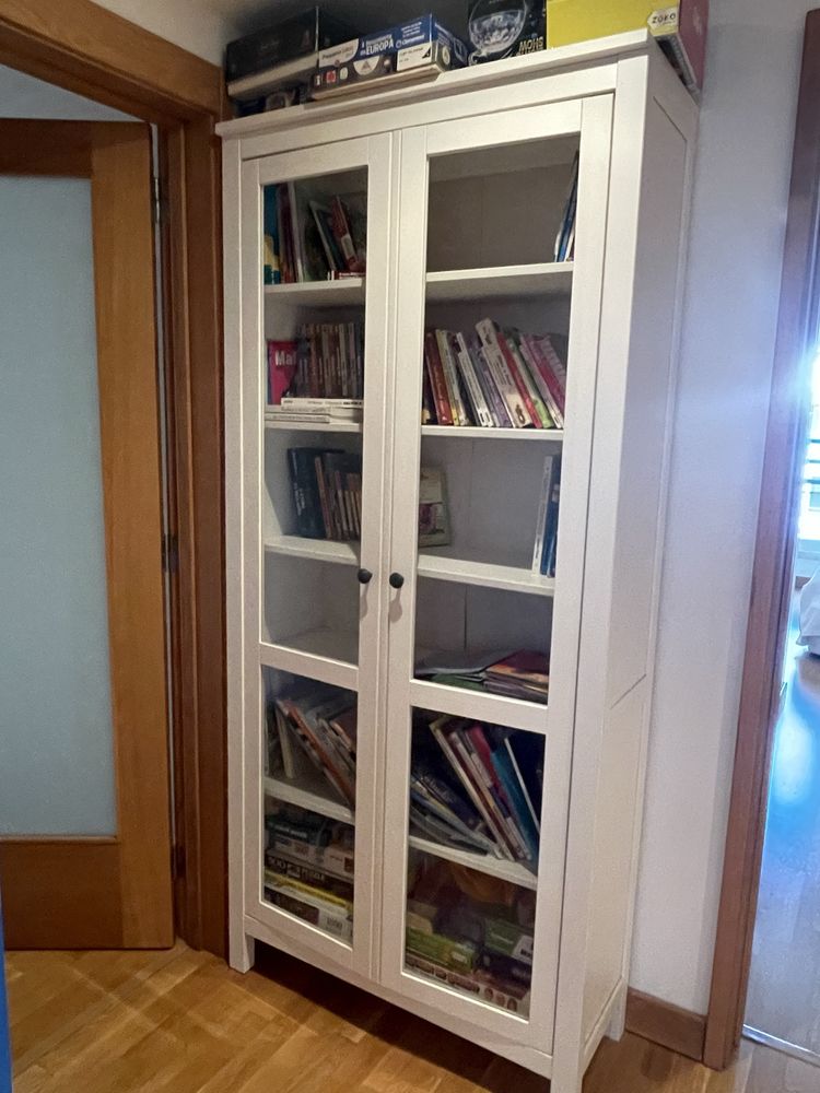 Estante ikea Billy com portas de vidro