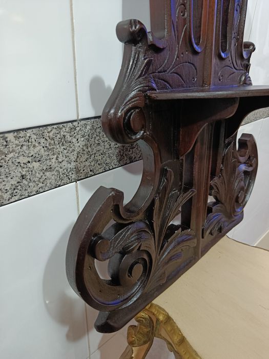 Prateleira antiga de parede em madeira