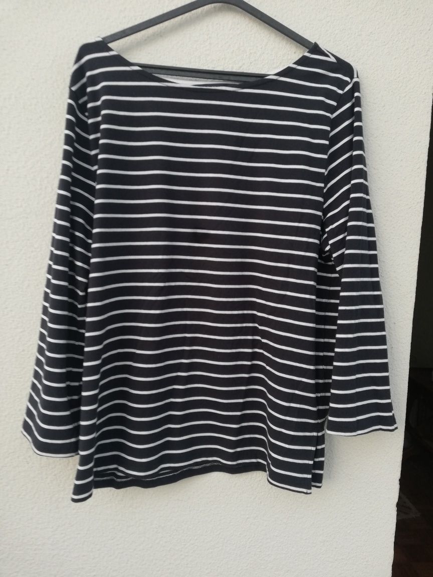 Blusa azul escura com riscas brancas