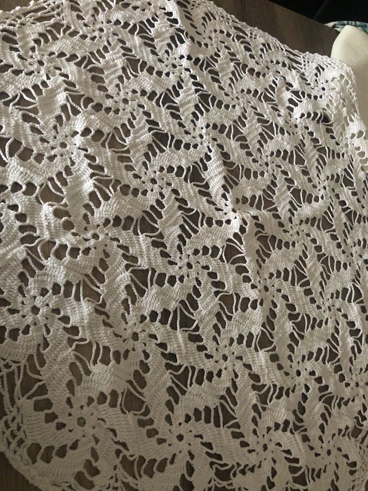 Pequena toalha em renda feito a mão
