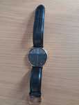 Zegarek marki Daniel Wellington z materiałowym paskiem i dwoma etui