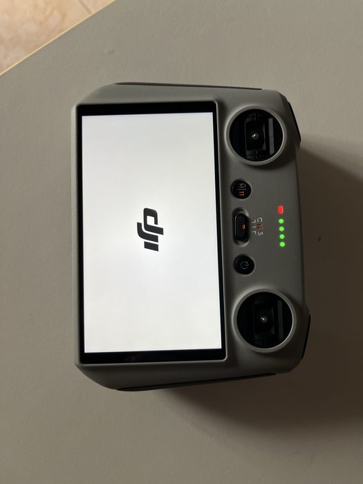 Dji Mini 3 e dois comandos