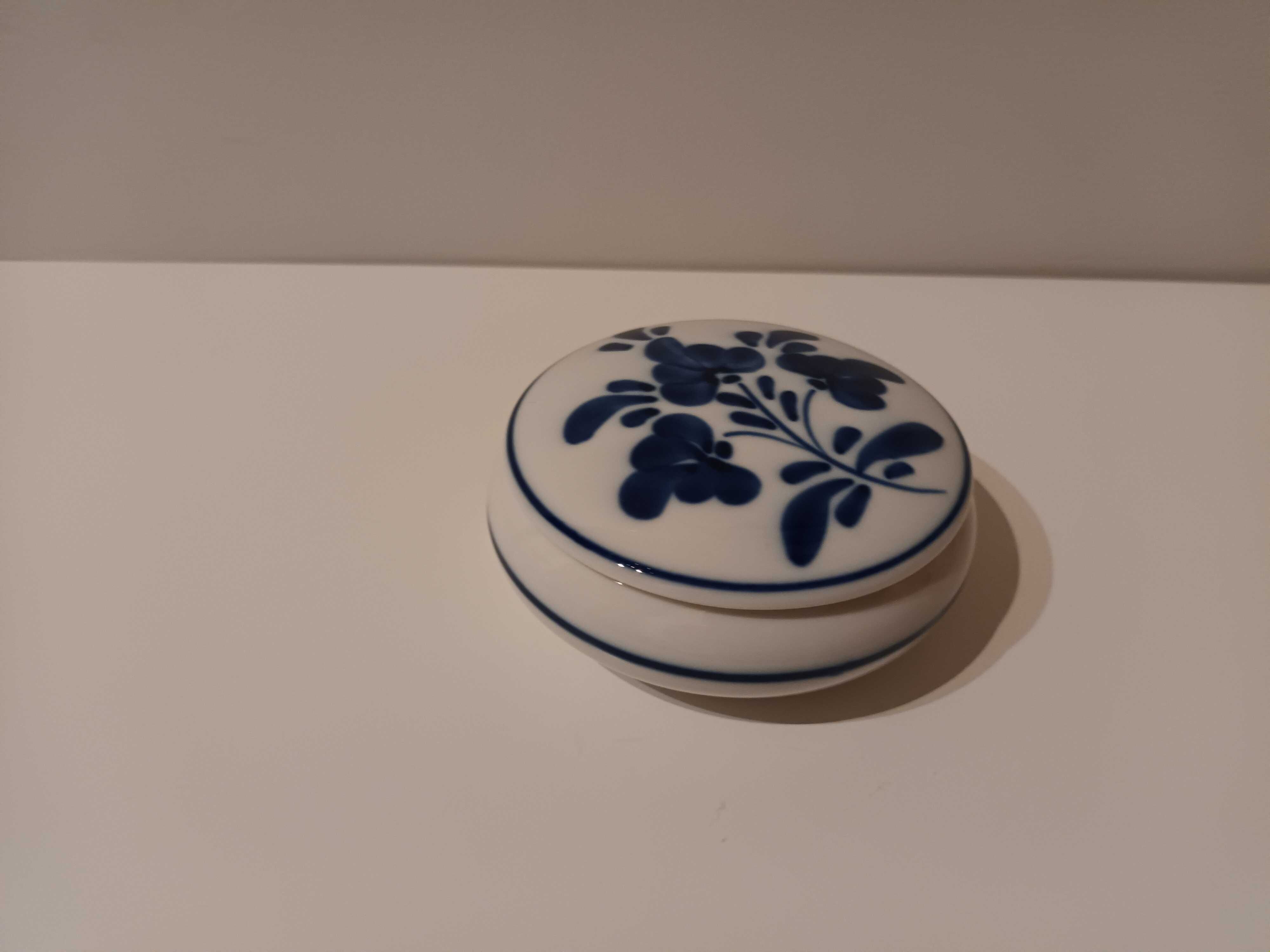 Caixinha de porcelana branca e azul