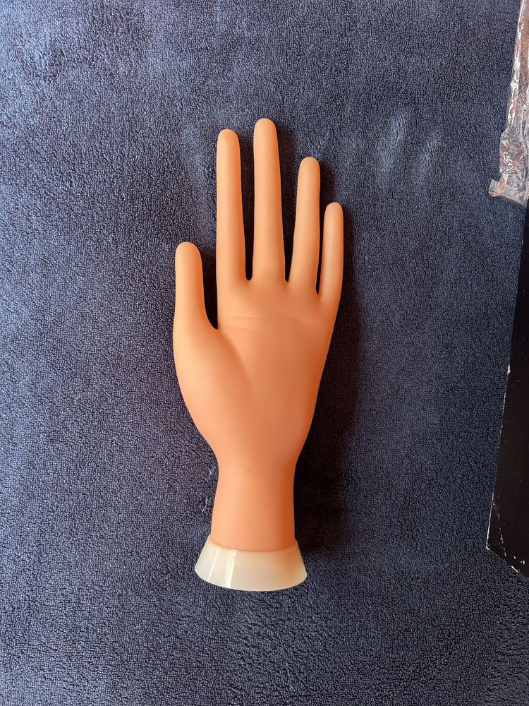 Mão de treino unhas.