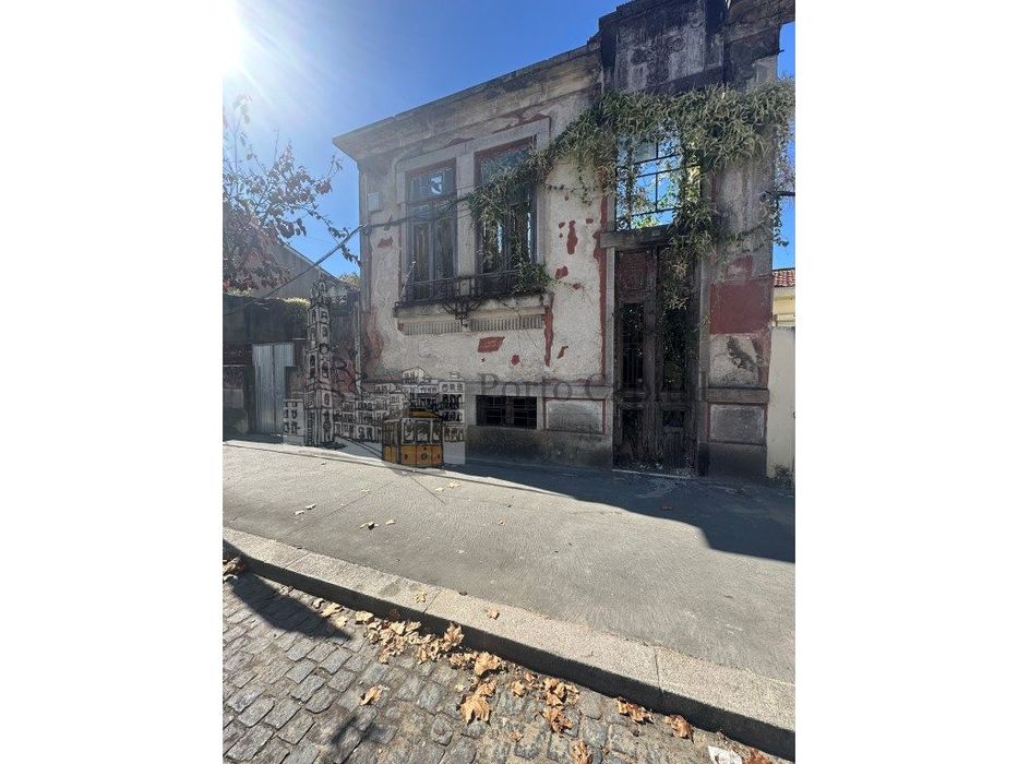 Oportunidade Única para Reabilitação Zona ARU em Custóias, Matosinhos