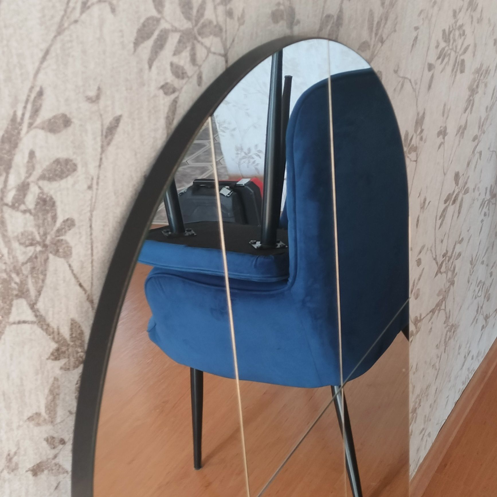Sprzedam dwa lustra wiszące.